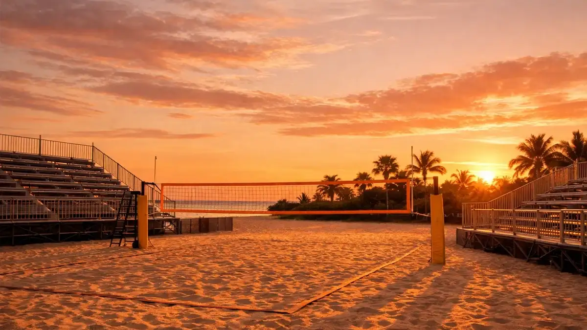 Beachvolleyball-Spielfeld bei Sonnenuntergang als Symbol für die faszinierende Atmosphäre des Sports