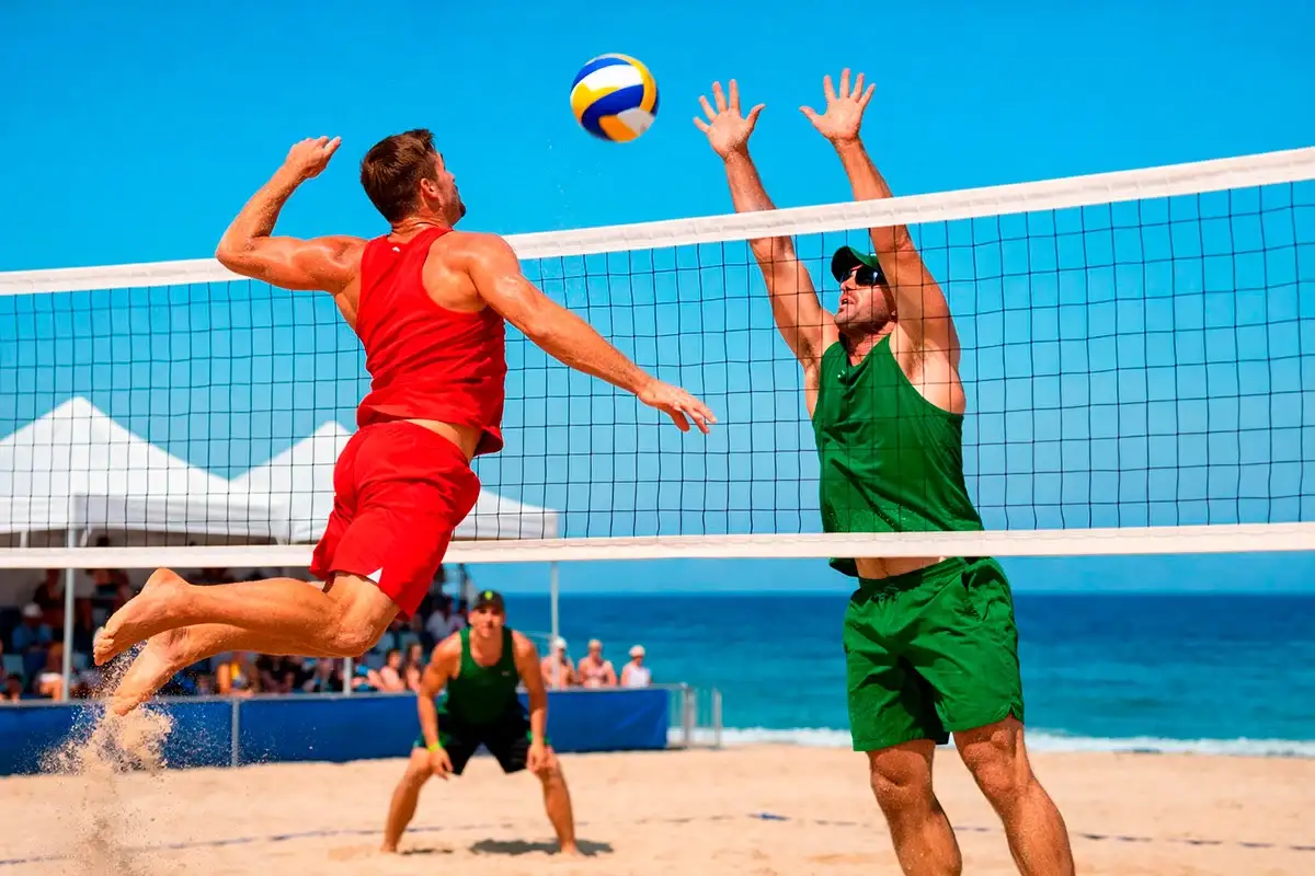 Beachvolleyball-Spieler am Strand bei einem professionellen Turnier